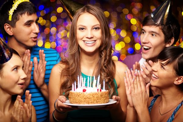 К чему снится день рождения: праздничная радость?